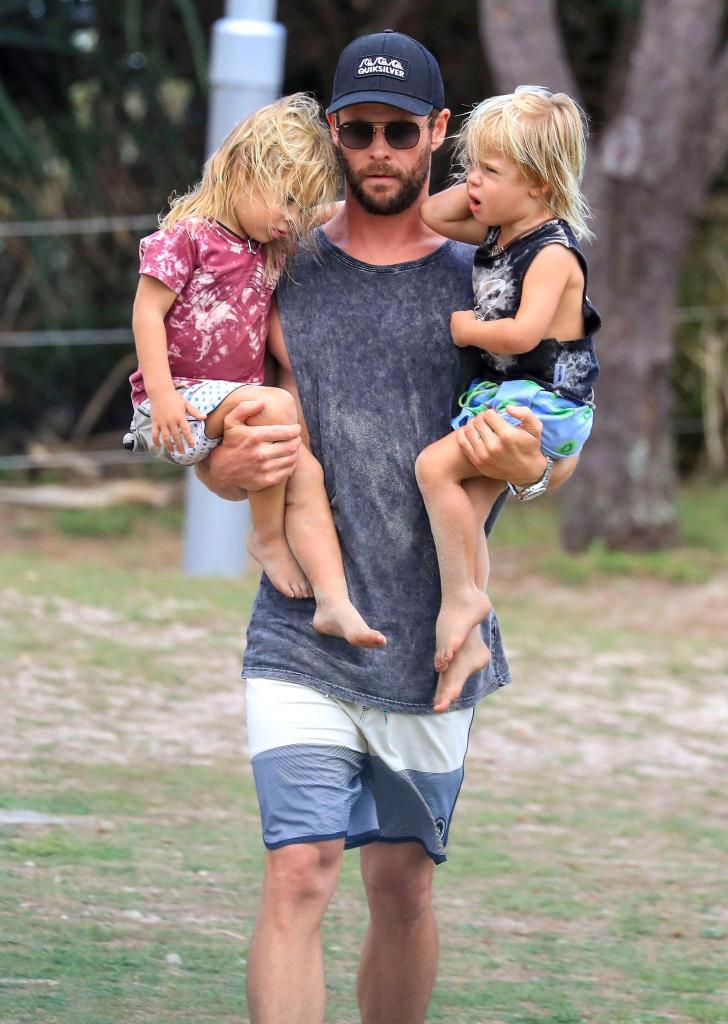 Лучший папа на свете: супруга актера Криса Хемсворта поделилась семейным фото, как звезда “Тора” проводит время со своими детьми