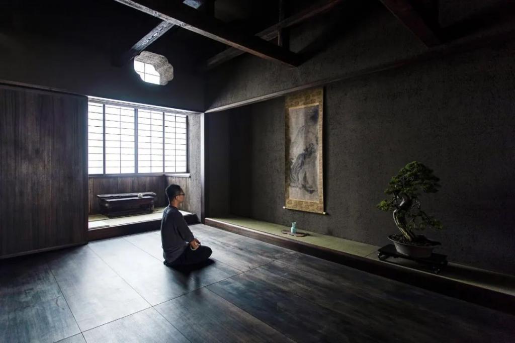 Ему нравится работать в темноте: китайский художник потратил огромную сумму на то, чтобы оформить свой дом полностью в черном цвете