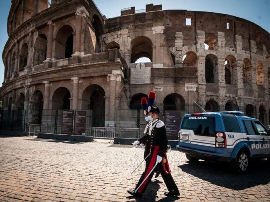 В Риме задержали ирландского туриста, который написал свои инициалы на стенах Колизея. Власти страны вправе наказать вандала
