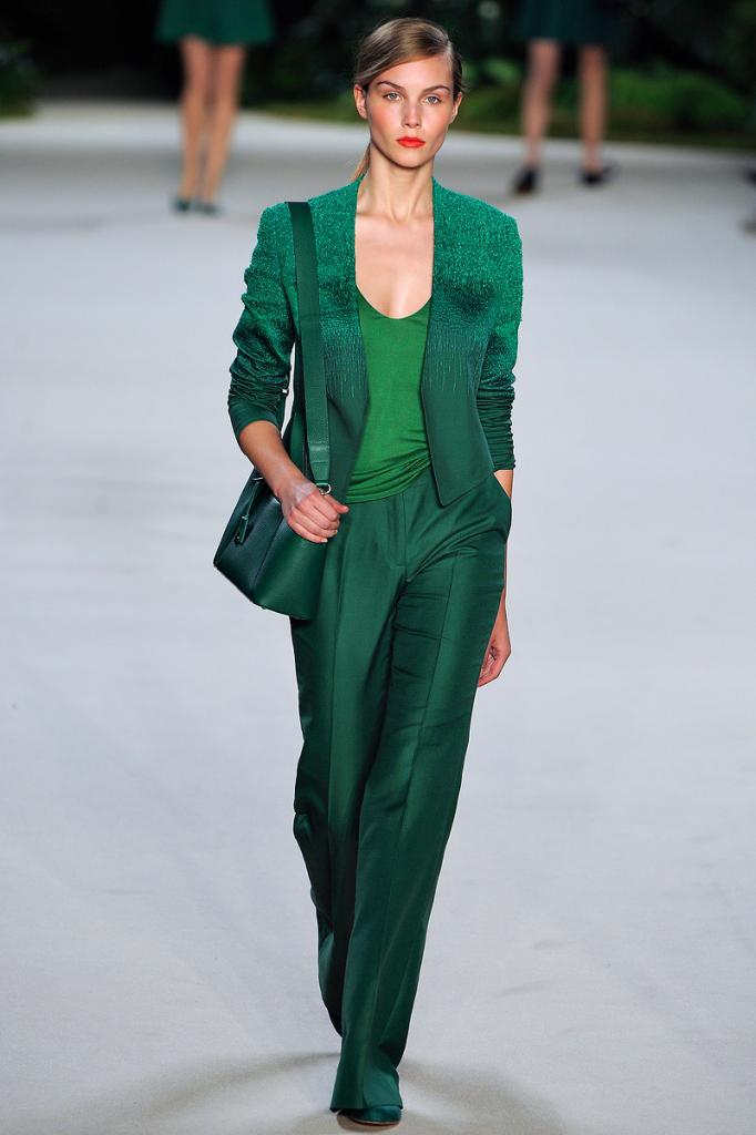 Кроп-топы и зеленый цвет: Неделя моды в Лондоне показала, что мы будем носить следующей весной и в будущем