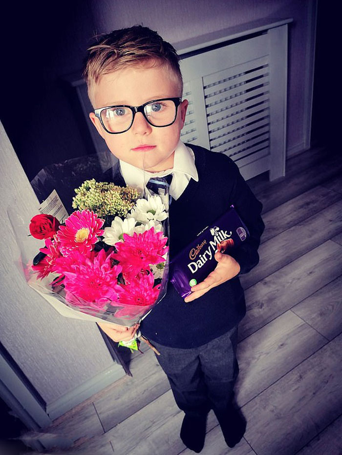 7 летнего мальчика бросила подружка за грубость учителю, но он подарил ей цветы и сумел завоевать ее сердце