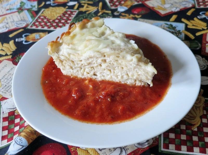 Простой в приготовлении пирог из спагетти и сыра: подаю его с томатным соусом, так получается намного вкусней