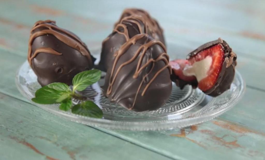 Клубничное наслаждение: десерт из фаршированной клубники в шоколадной глазури