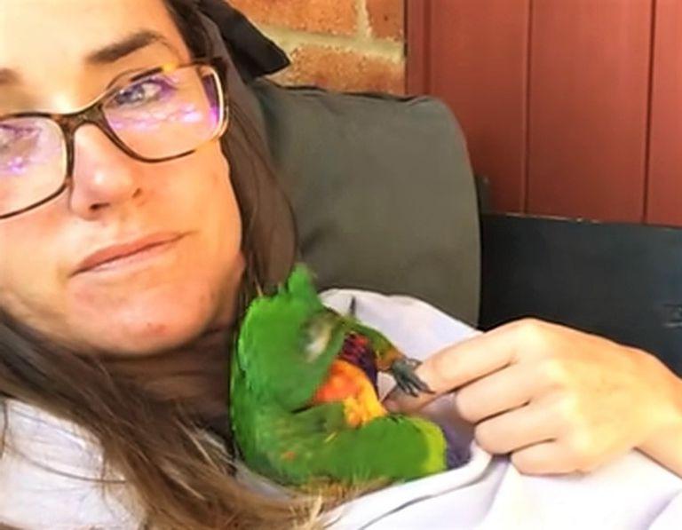 Австралийка кормила дикую птицу, и та неожиданно заснула у нее на плече