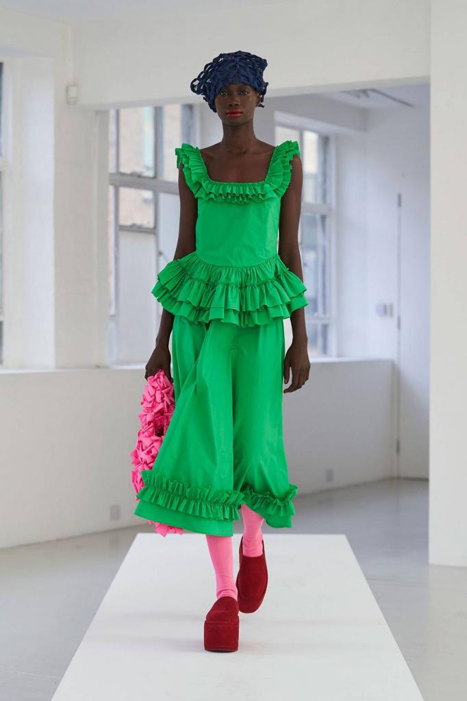 Кроп-топы и зеленый цвет: Неделя моды в Лондоне показала, что мы будем носить следующей весной и в будущем