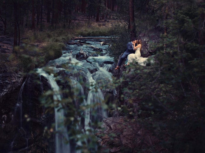 Молодожены устроили невероятную фотосессию, достойную внимания: в качестве локации выбрали лес с водопадом