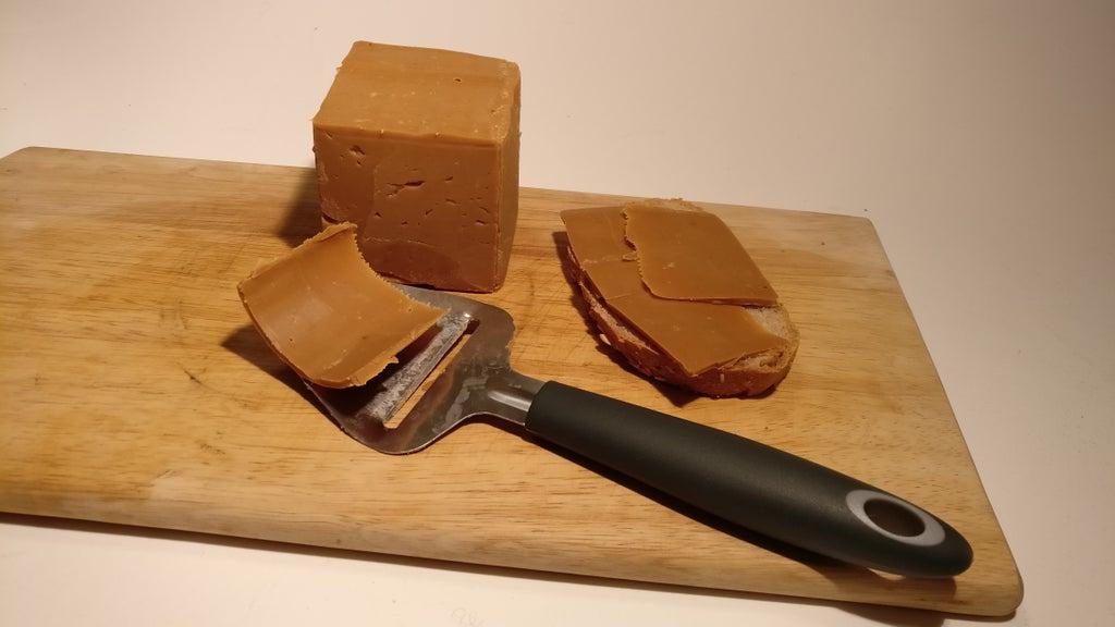 Молоко и сыворотка: простой рецепт норвежского сыра с заманчивым карамельным оттенком