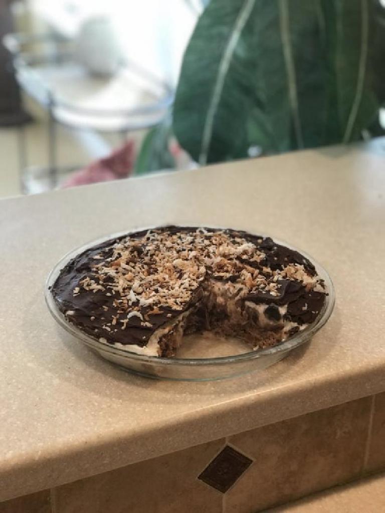Кокосово-миндальная корочка, мороженое и шоколад: на десерт приготовила вкусный пирог