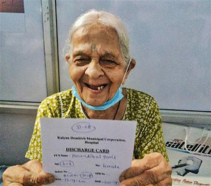 106 летняя бабушка из Индии вылечилась от коронавируса и радостная сфотографировалась с выпиской в руках