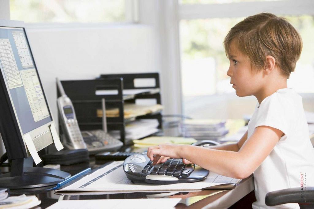 Мы с вами не единственные, кто часами сидит перед экраном компьютера: детям тоже нужна эргономика рабочего пространства. Несколько советов родителям