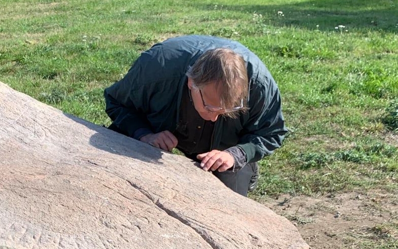Уникальная находка: шведский фермер нашел огромный рунический камень во время работы в поле
