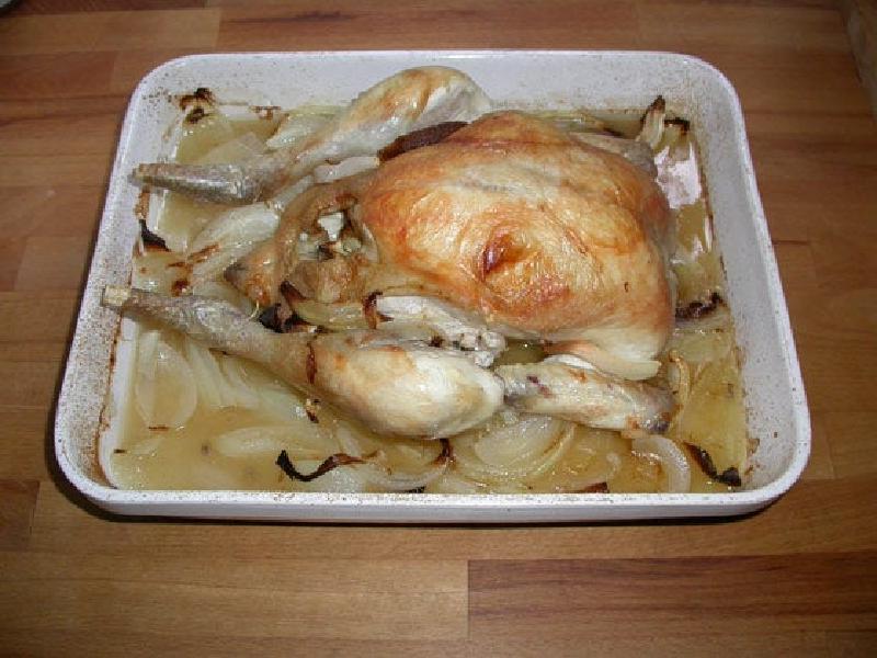 Запекла курицу в духовке, а из остатков приготовила пирог: рецепт выпечки