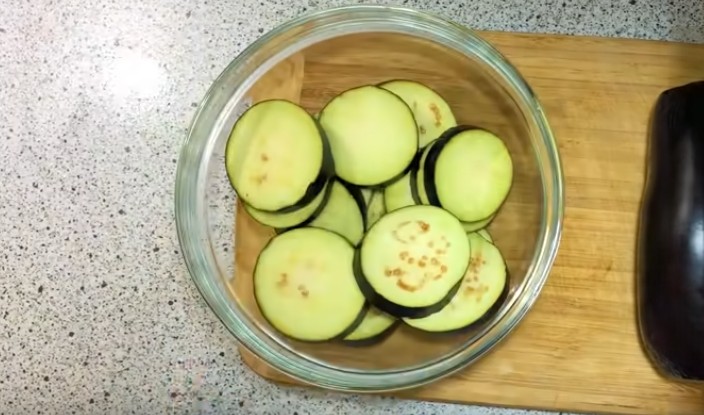 Вкусные ароматные баклажаны с помидорами и сыром в духовке: рецепт с фото