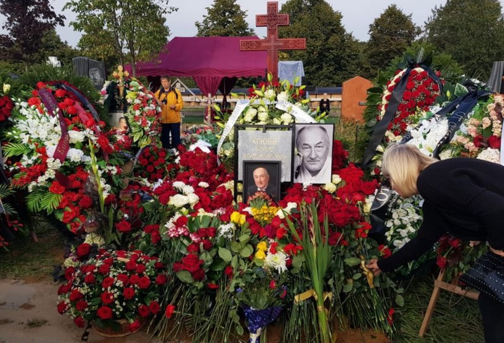 Где похоронены знаменитости в москве на троекуровском кладбище