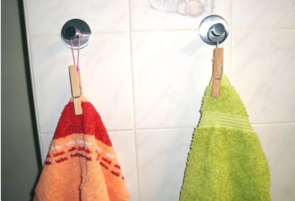 Слетело полотенце. Крючки для полотенец. Петелька на полотенце. Петельки для полотенец в ванную. Крючки для полотенца нашитые.