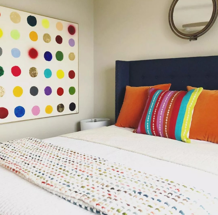 Как создать максимальный уют в маленькой комнате для гостей: добавьте цвета, фотографии и еще несколько идей
