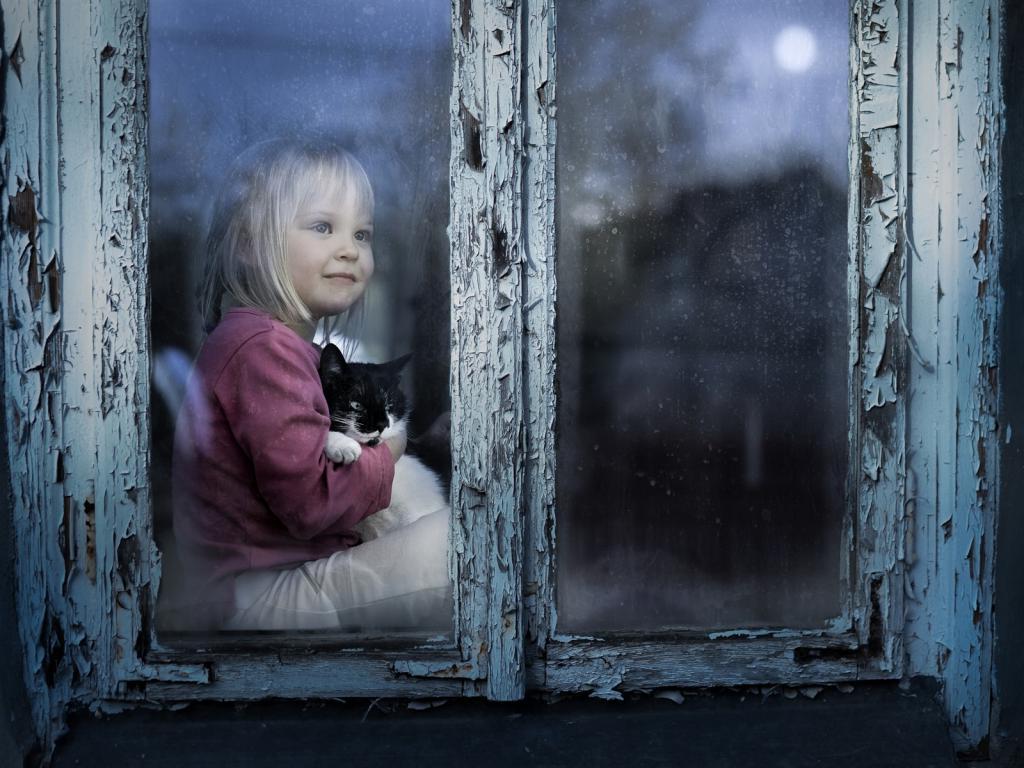 В старину детям запрещали смотреть в окно ночью: эта примета актуальна и сегодня