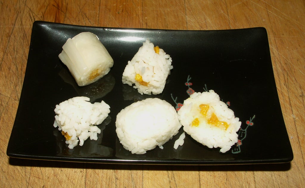 Роллы можно кушать даже на десерт: из риса и сушеного манго приготовила сытное лакомство
