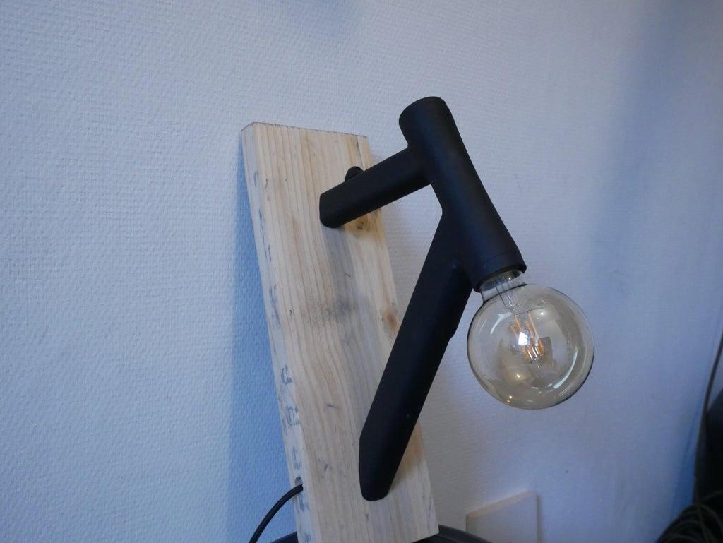 Из ненужной велосипедной рамы сделал стильный светильник на стену: спецоборудования не нужно - только ножовка по металлу и сверло