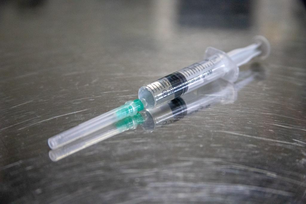 Ученые нашли минусы в вакцинах от коронавируса из России и Китая