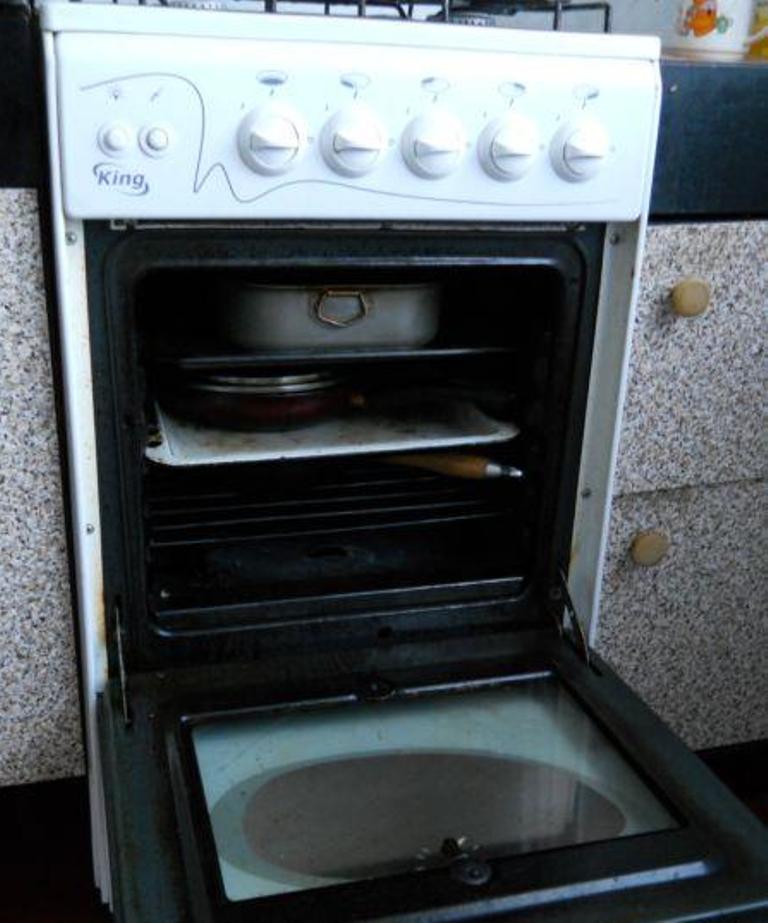 Кто все еще хранит сковородки в духовке? Пережиток СССР прочно сохранился в сознании хозяек