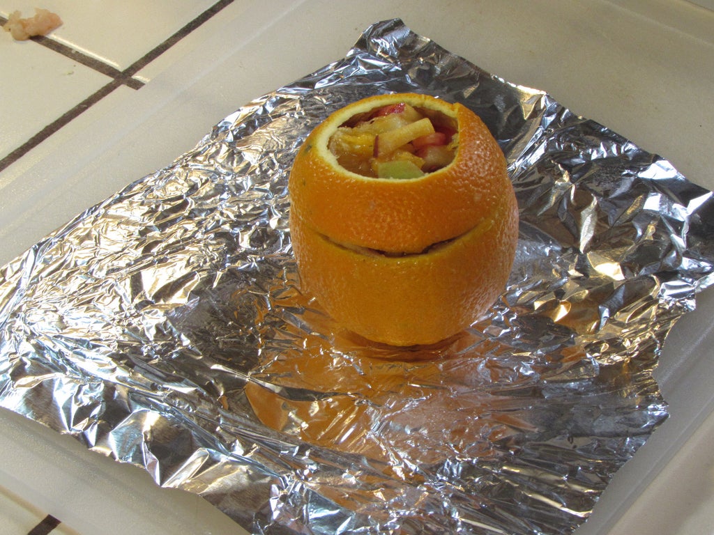Фруктовый салатик подаю в необычной посуде: достаю из апельсина мякоть и заполняю ее фруктами