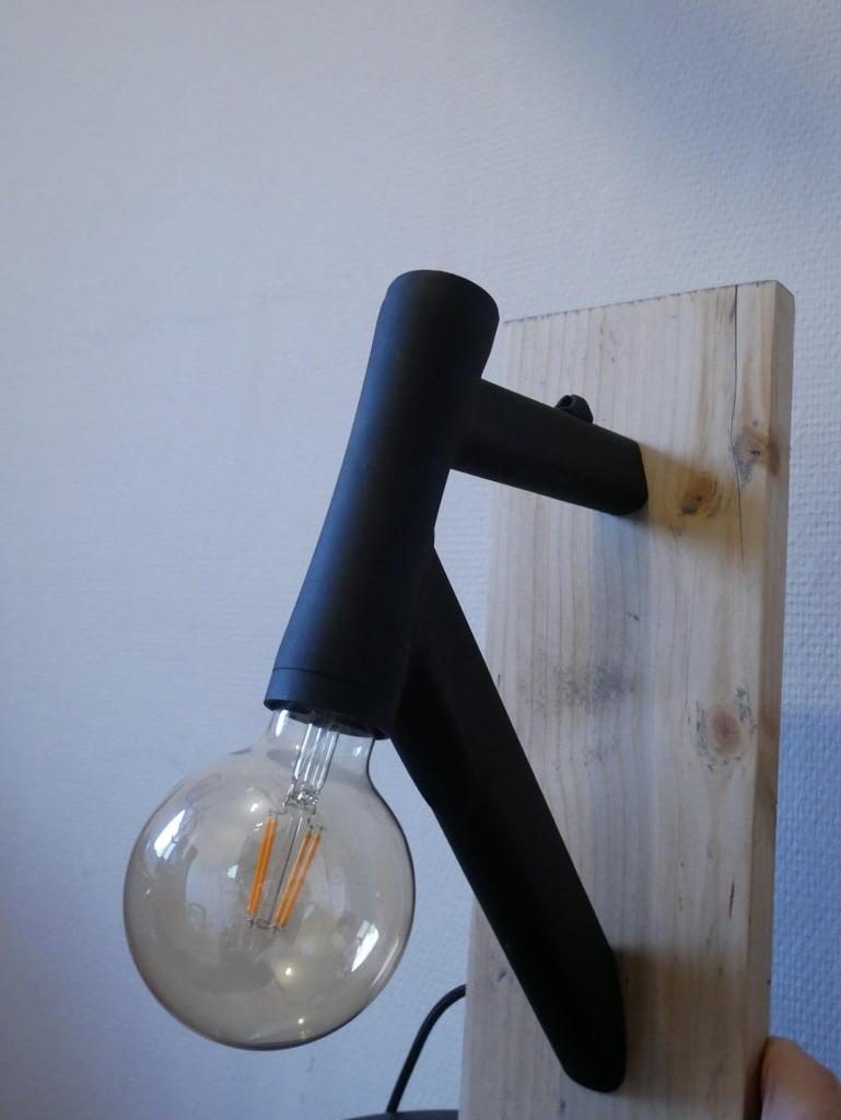 Из ненужной велосипедной рамы сделал стильный светильник на стену: спецоборудования не нужно - только ножовка по металлу и сверло