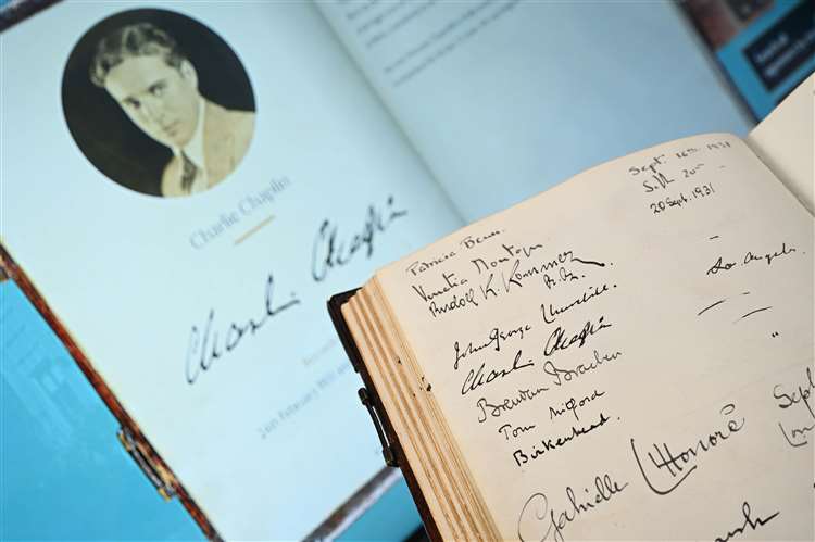 Картины Уинстона Черчилля выставлены в его мастерской вместе с коллекцией книг с надписями, медальонами, подарками и наградами