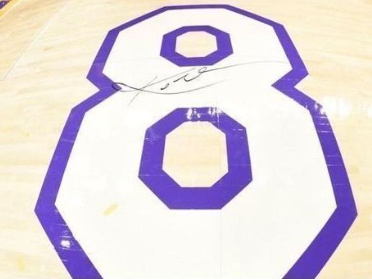 Кусок старого паркета с автографом баскетболиста Коби Брайанта продадут на аукционе за полмиллиона долларов