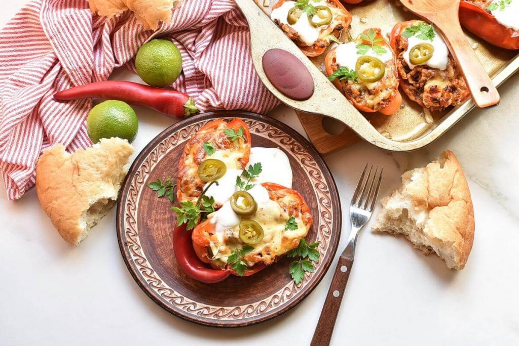 Фаршированный перец с курицей и помидорами: мексиканский рецепт за 35 минут на 4 персоны