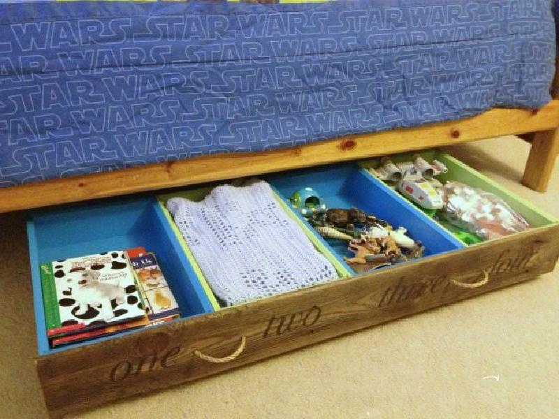 Для сына в детскую комнату сделала стильный подкроватный ящик для игрушек: ребенок в восторге
