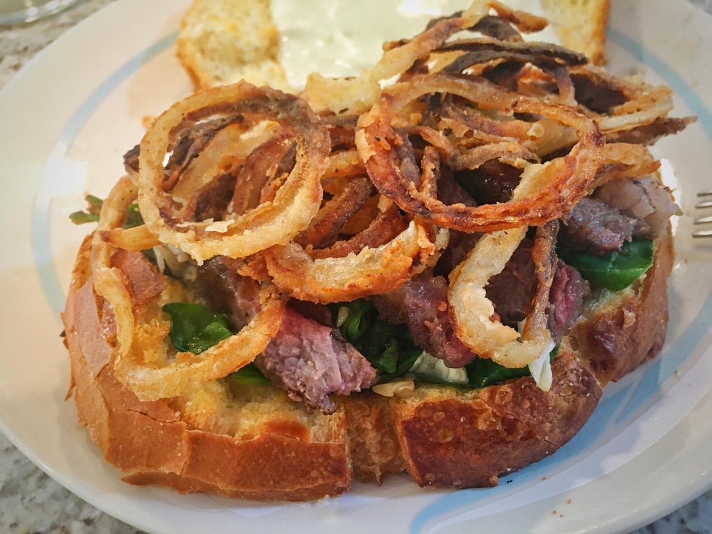 Бутерброд с луковыми кольцами и мясом: чтобы лук не оставлял неприятное послевкусие, его надо замочить в молоке