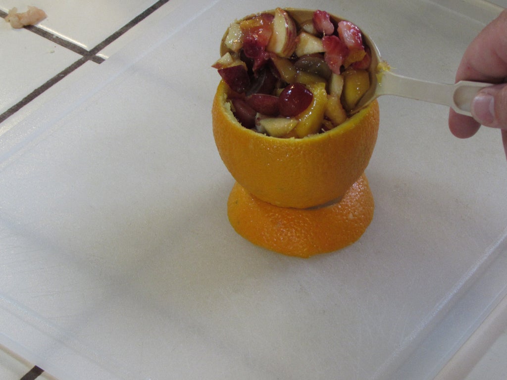 Фруктовый салатик подаю в необычной посуде: достаю из апельсина мякоть и заполняю ее фруктами