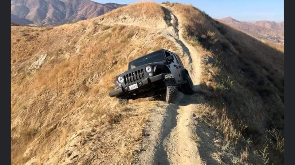 Калифорния: Jeep Wrangler застрял на горной велосипедной дорожке, и как его вытащить, пока неизвестно