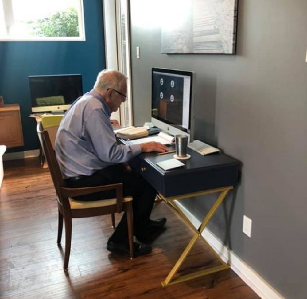 Несмотря на свой почтенный возраст – 91 год, профессор английского языка осваивает интернет, чтобы продолжать обучать своих студентов