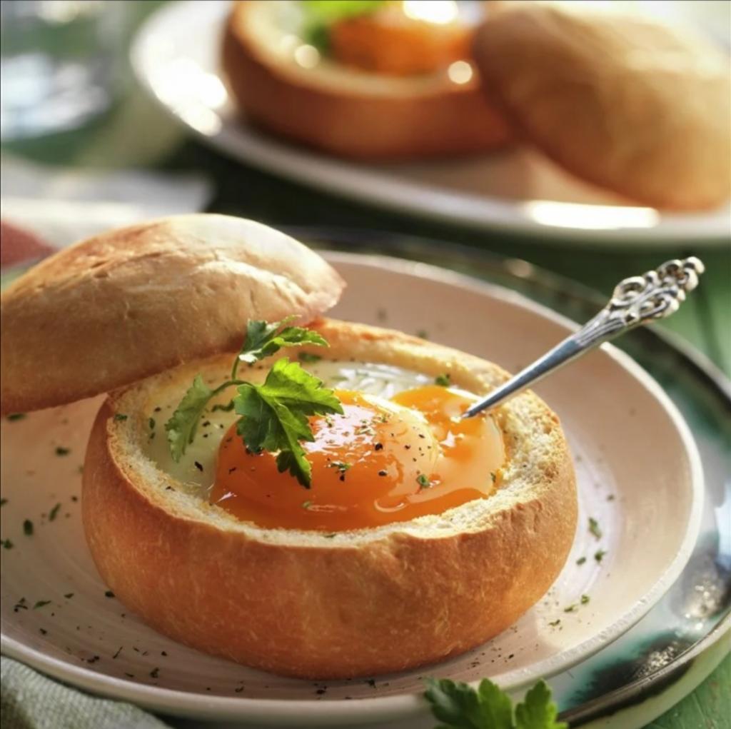 Яйца с зеленью рецепт. Блюда с ветчиной. Завтрак яйца домашний сыр зелень. Блюда из ветчины и сыра. Ветчина сыр зелень яйцо на завтрак.
