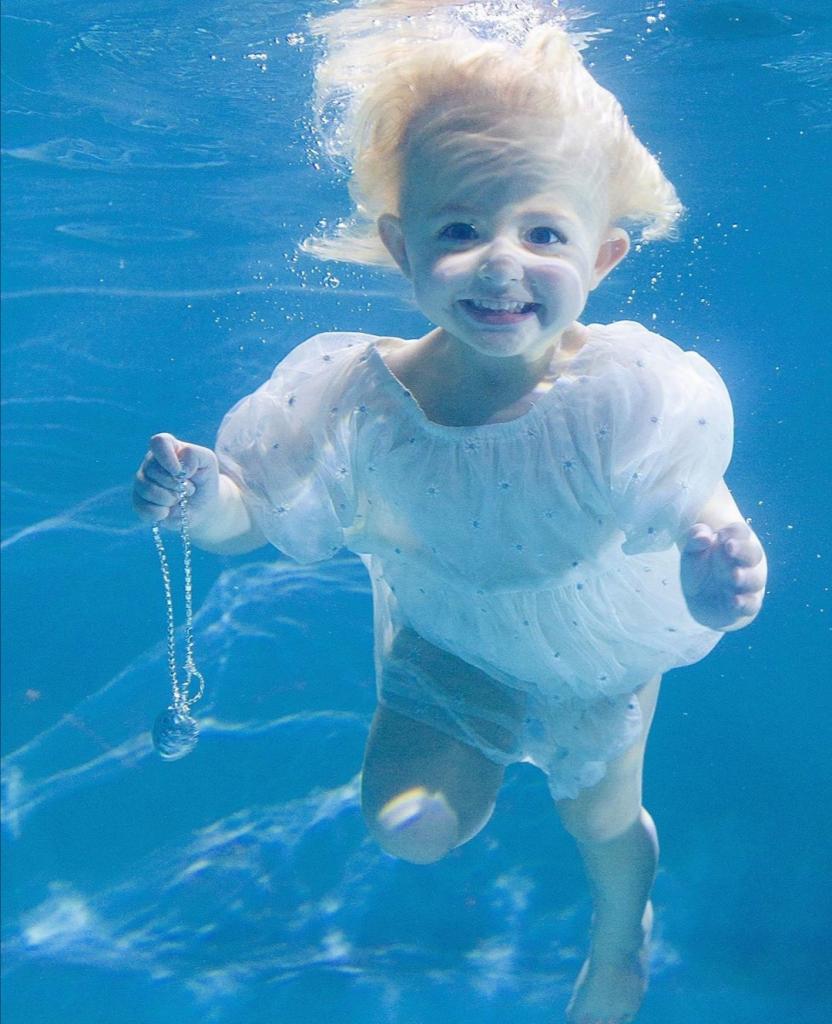 Волшебная фотосессия под водой: ладно мама и папа, но и ребенок позирует, как профессионал