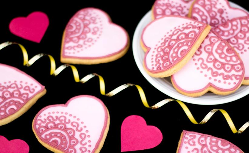 Отличный способ порадовать любимого: домашнее печенье в виде красочных сердечек