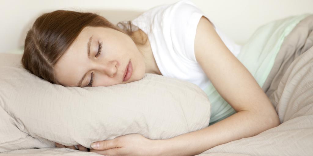 Проблемы, с которыми можно столкнуться, если все время спать на правом боку (проблемы с пищеварением не единственное последствие)