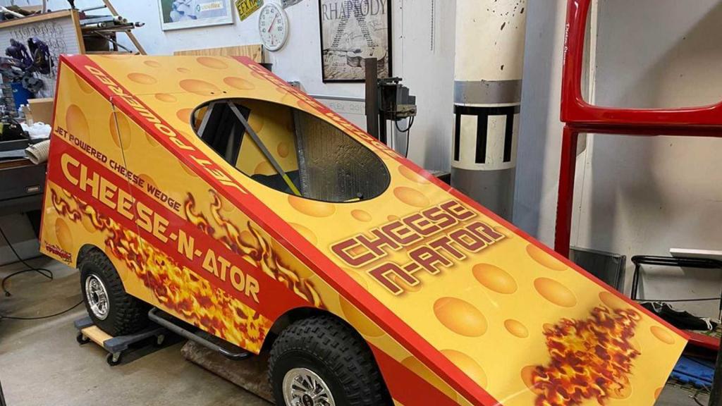 Гоночный автомобиль в форме куска сыра хотят продать за 16 тыс. долларов. Фото