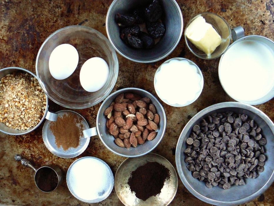 Шоколадный пирог с сушеным инжиром и орехами: изысканная сладость на праздничный стол