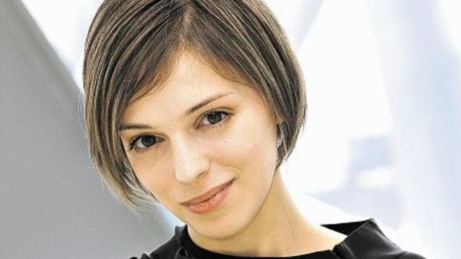 Тетка с рынка. 40-летняя Нелли Уварова перестала красить волосы и показала седину