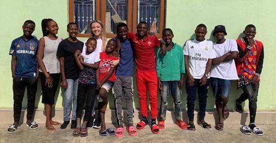 Сердце матери: как 26 летняя британка усыновила 14 африканских сирот