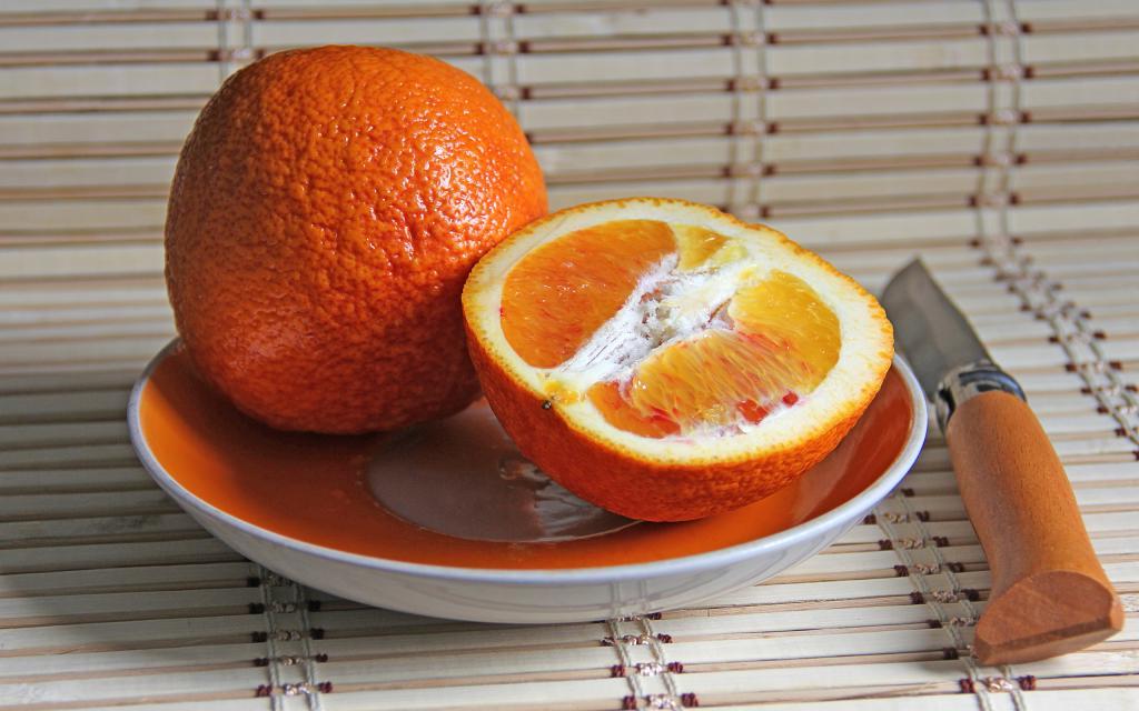 Болит голова? Не ешьте апельсины. Диетологи рассказали, какие продукты усугубляют мигрень