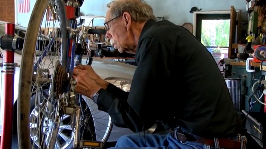 «Это началось как хобби»: 86 летний американец помогает нуждающимся, восстанавливая для них велосипеды