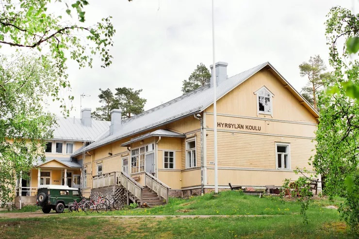 Архитектор купил здание старой школы, чтобы превратить его в уютный жилой дом: фото