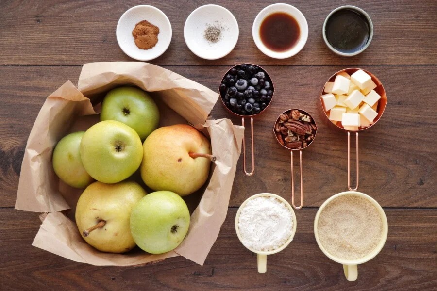 Осенняя запеканка с яблоками, грушами и черной смородиной: богата витаминами и приятно хрустит