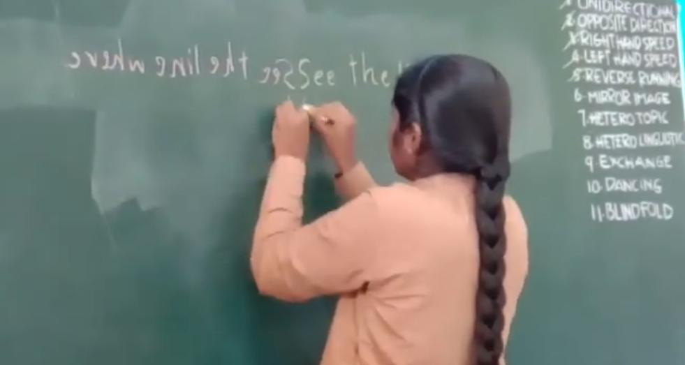 16 летняя индийская девушка написала 40 слов за минуту обеими руками одновременно (видео)