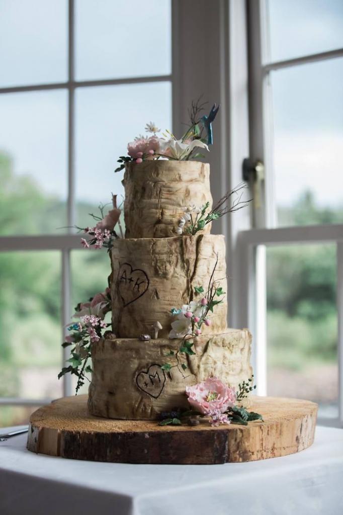 Не стопка книг, а торт: 10 креативных свадебных тортов из Интернета (фото)