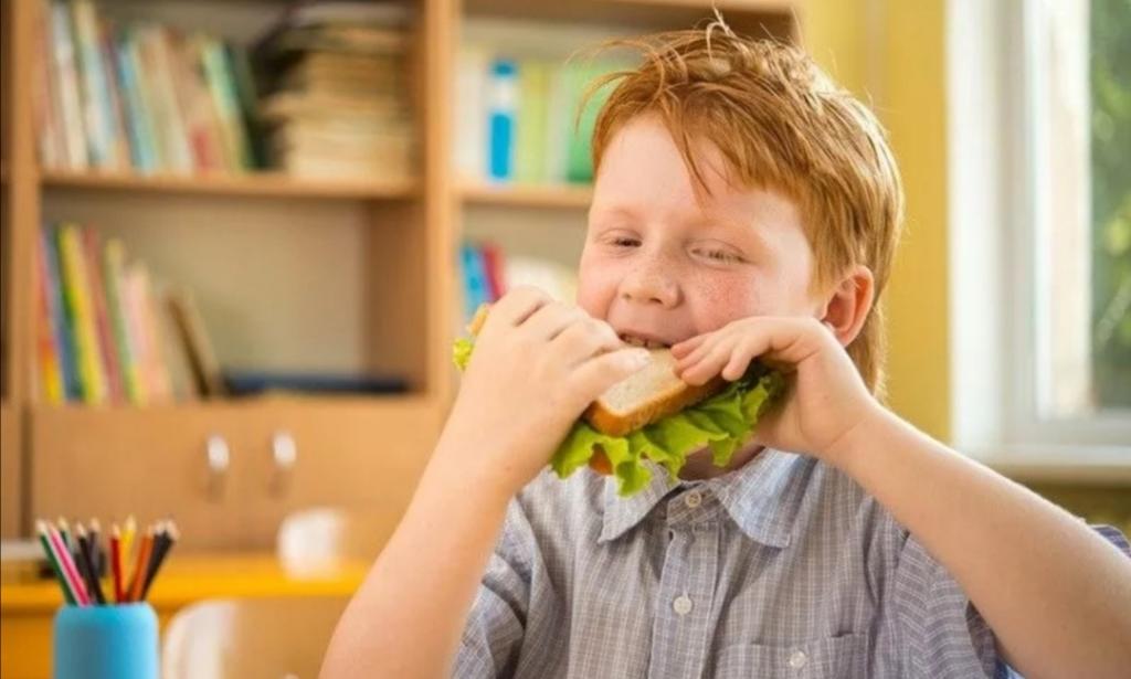 Дети не хотят есть в школе. Бутерброды для детей. Бутерброд школьника. Школьник кушает. Мальчик ест бутерброд.